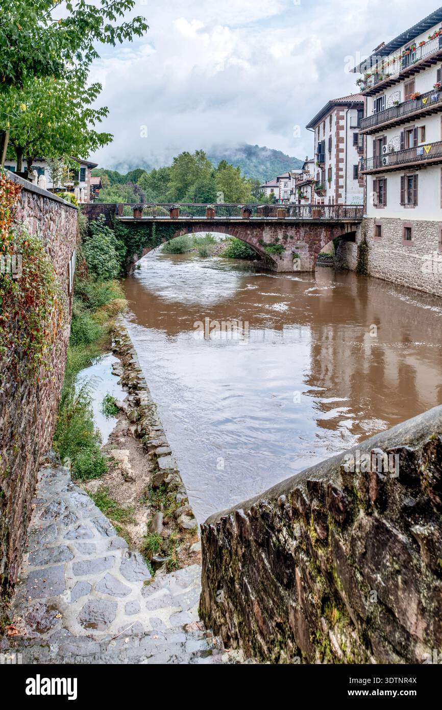 Pont de pierre historique de Txokoto sur la rivière Baztan à Elizondo, Navarra, Espagne, maisons traditionnelles Banque D'Images