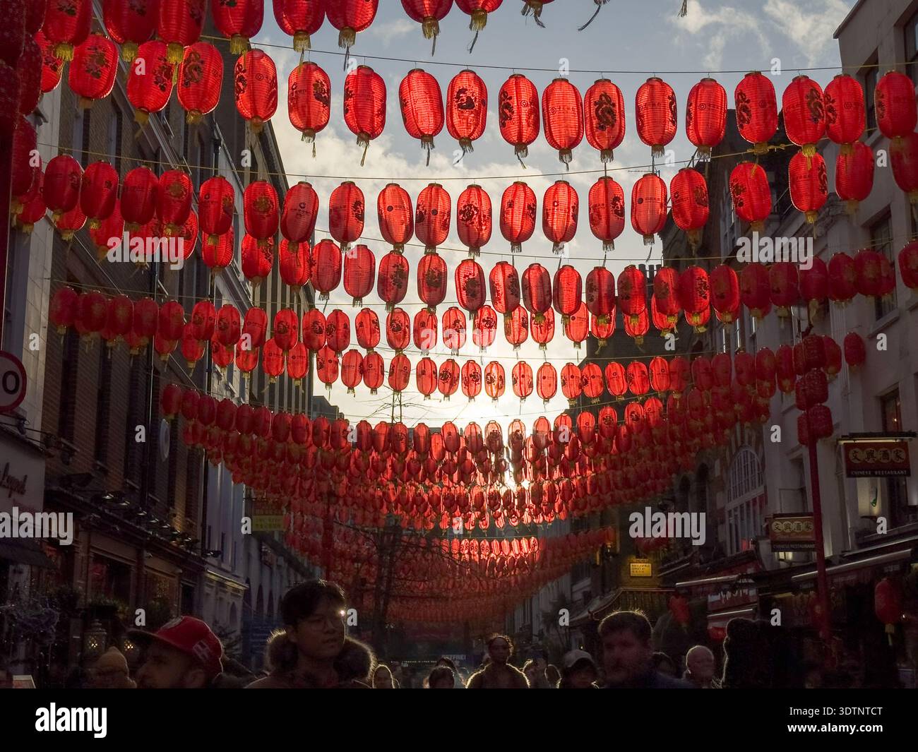 Londres, Royaume-Uni. 22 février 2026. Des foules de fêtards et de touristes se rassemblent dans le quartier chinois de Londres pour célébrer le nouvel an chinois et le festival du printemps. Marquant le début de l'année du cheval de feu, les festivités comprennent des lanternes rouges traditionnelles, de la nourriture de rue et des spectacles culturels. L'événement est la plus grande célébration du nouvel an lunaire en dehors de l'Asie, attirant des centaines de milliers de personnes dans le West End. Crédit : Glosszoom/Alamy Live News Banque D'Images