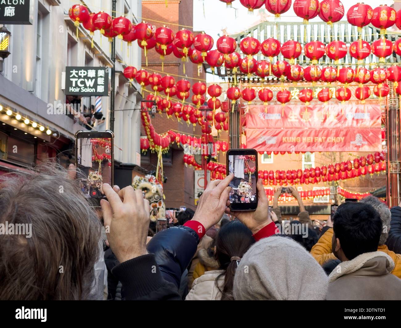 Londres, Royaume-Uni. 22 février 2026. Des foules de fêtards et de touristes se rassemblent dans le quartier chinois de Londres pour célébrer le nouvel an chinois et le festival du printemps. Marquant le début de l'année du cheval de feu, les festivités comprennent des lanternes rouges traditionnelles, de la nourriture de rue et des spectacles culturels. L'événement est la plus grande célébration du nouvel an lunaire en dehors de l'Asie, attirant des centaines de milliers de personnes dans le West End. Crédit : Glosszoom/Alamy Live News Banque D'Images