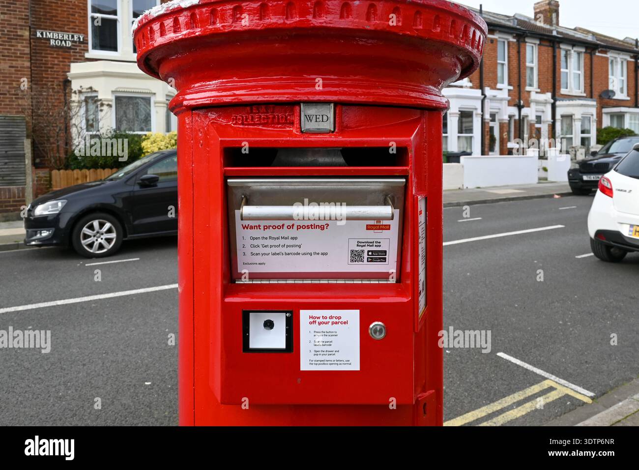 Boîte postale rouge anglaise traditionnelle mise à jour avec tiroir, scanner et détails d'application pour les personnes qui déposent du courrier. Février 2026. Banque D'Images