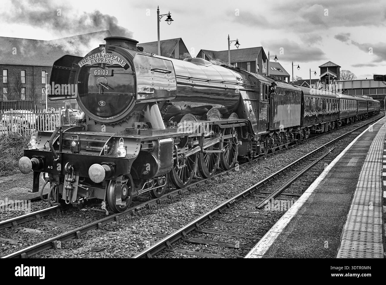 Train à vapeur Scotsman volant, numéro 60103 à Stratford upon Avon, Angleterre, Royaume-Uni. Photographie noir et blanc. Banque D'Images