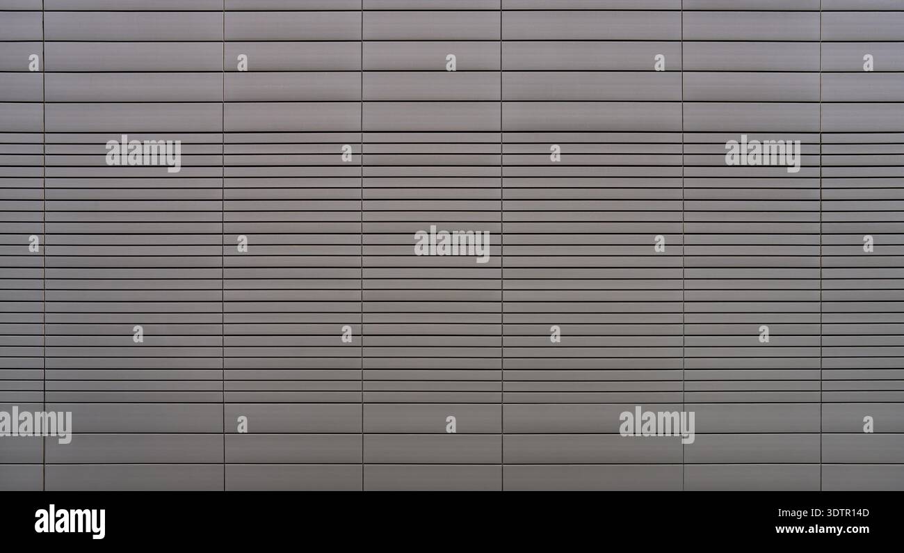 Revêtement gris d'une façade industrielle avec panneaux rectangulaires Banque D'Images