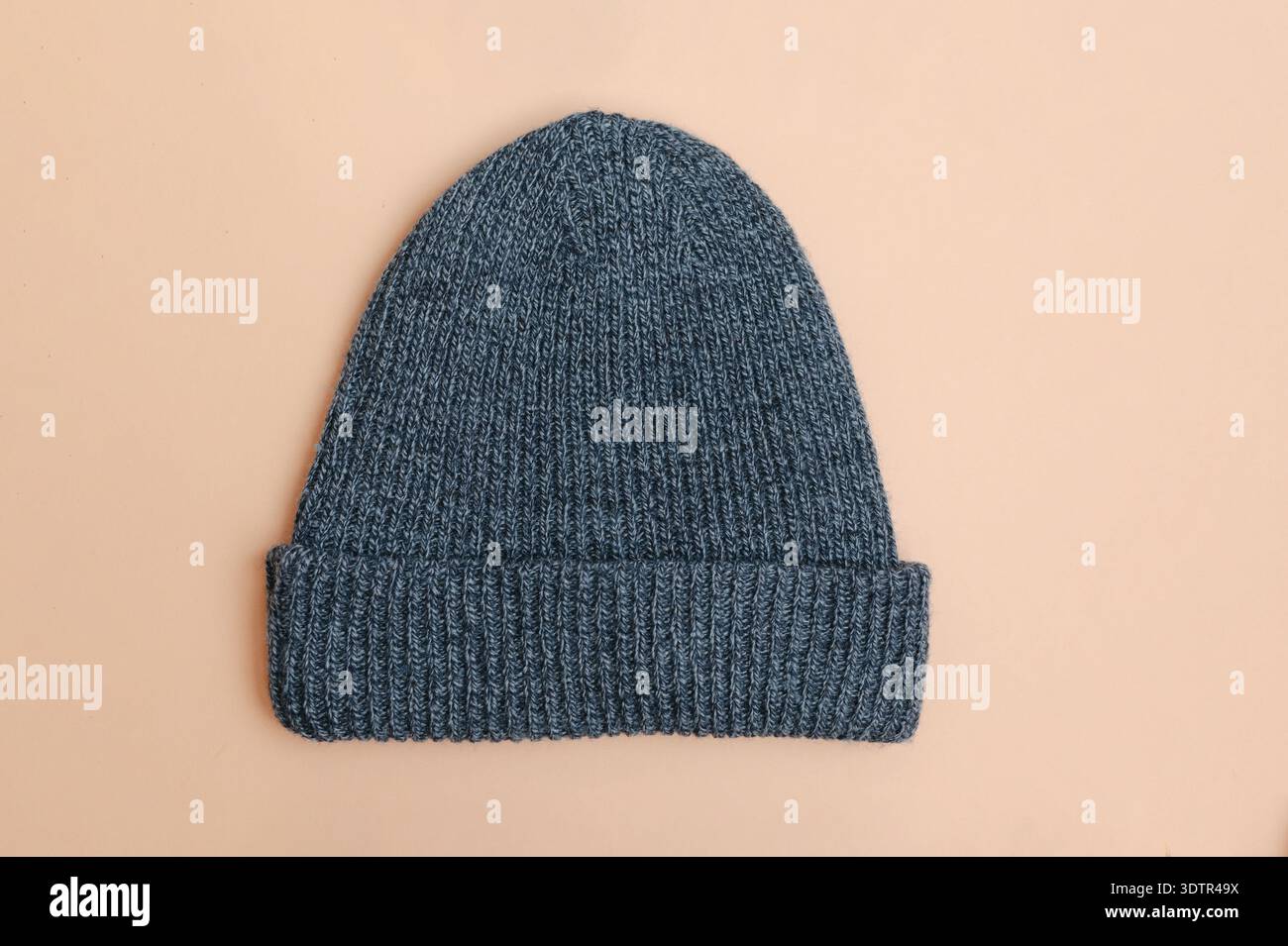 Image professionnelle soulignant la texture complexe et la conception à la mode de casquette tricotée bleue à la mode Banque D'Images
