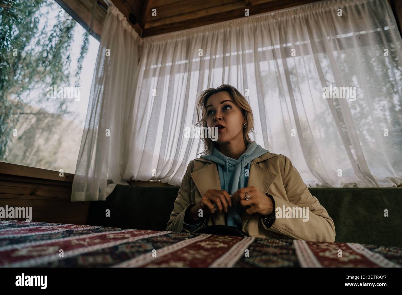 Jeune femme dans un cadre confortable cabine Banque D'Images