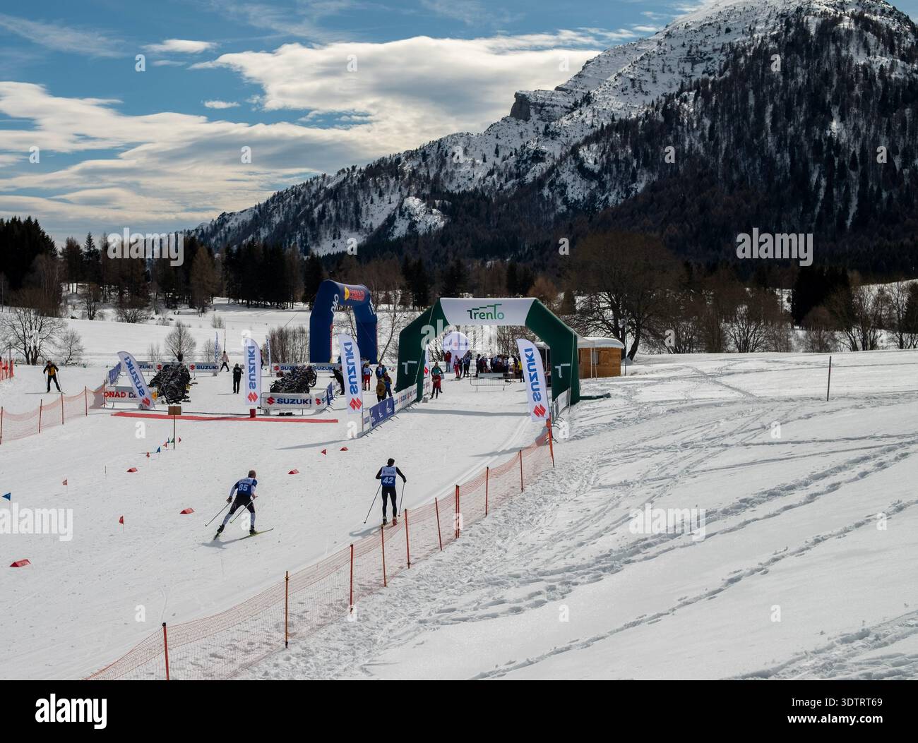 Course de ski de fond sur une montagne enneigée Banque D'Images