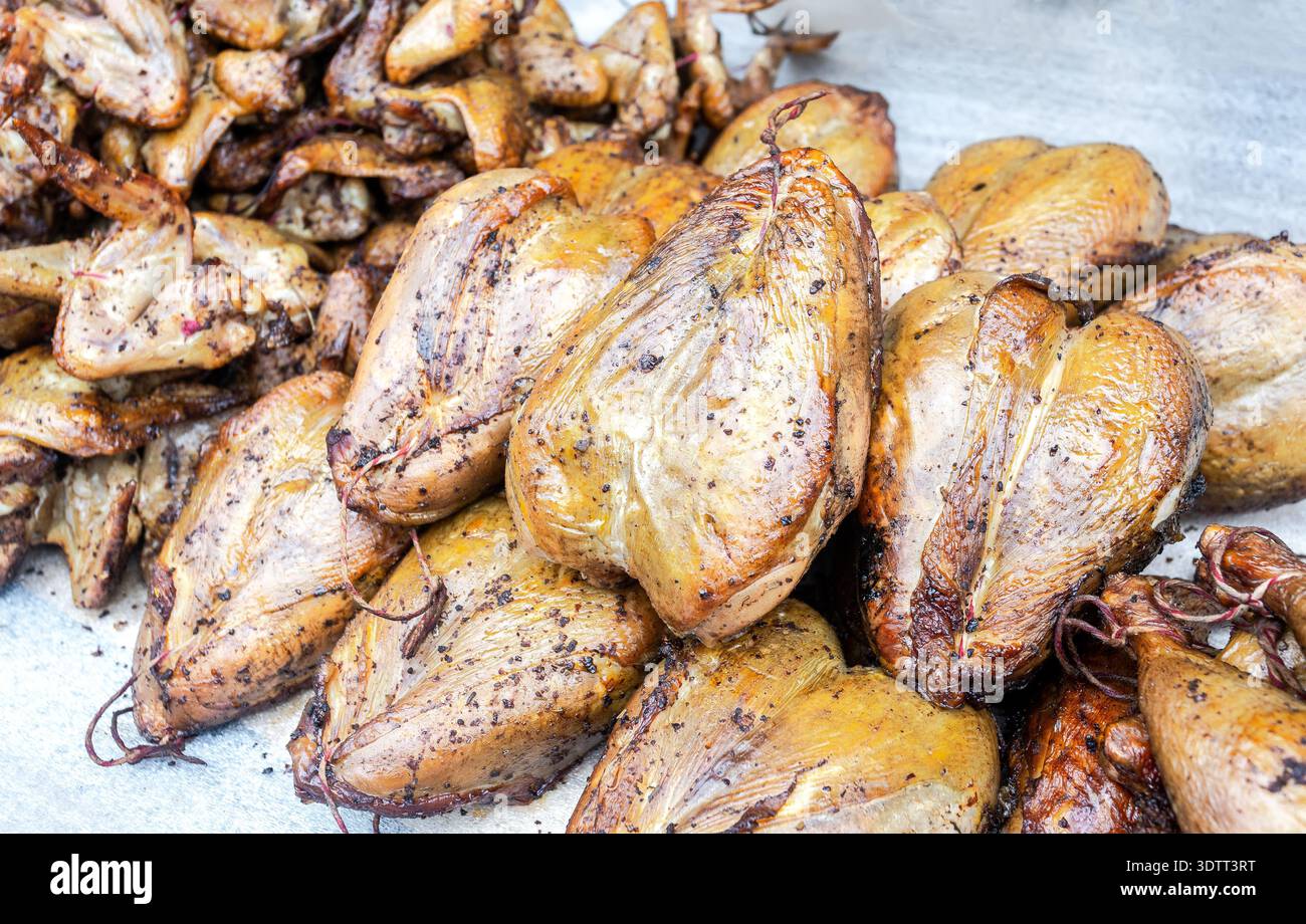 Poulet fumé prêt à vendre au marché fermier local Banque D'Images