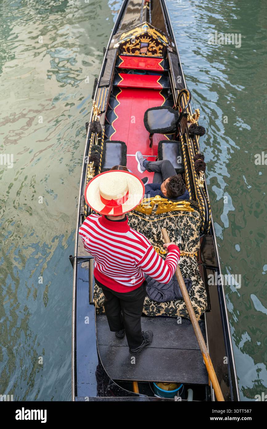 Gondolier sur gondole, Venise, Vénétie, Italie Banque D'Images