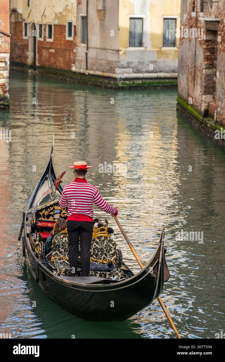 Gondolier sur gondole, Venise, Vénétie, Italie Banque D'Images