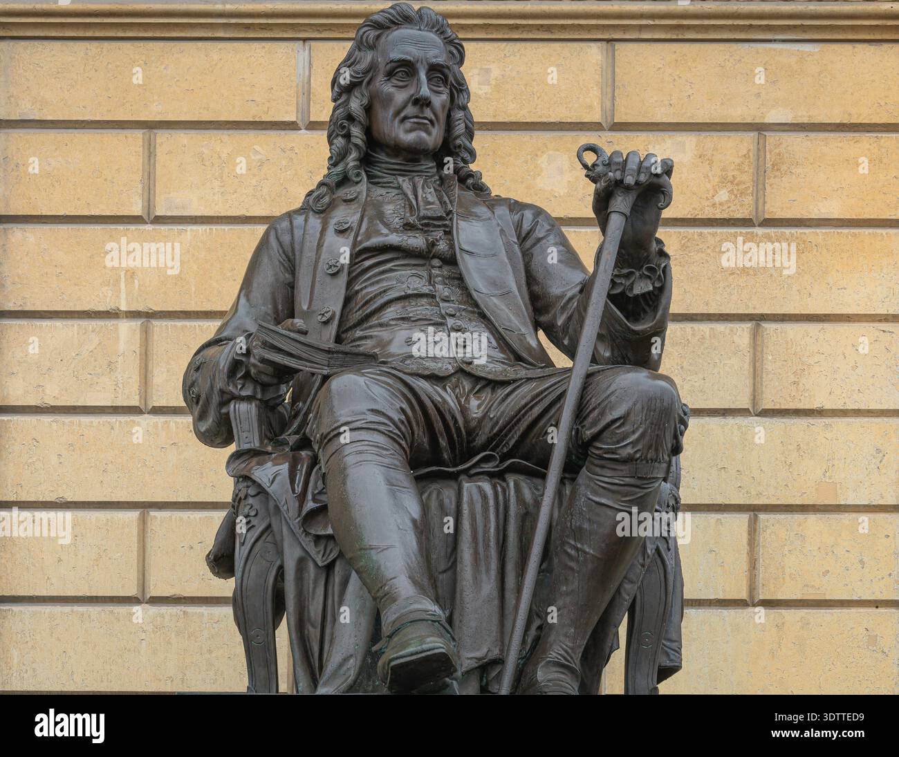 Statue de Ludvig Holberg à Copenhague, devant le Théâtre Royal, sculptée par Theobald Stein en 1875, Copenhague, Danemark, 22 février 2026 Banque D'Images