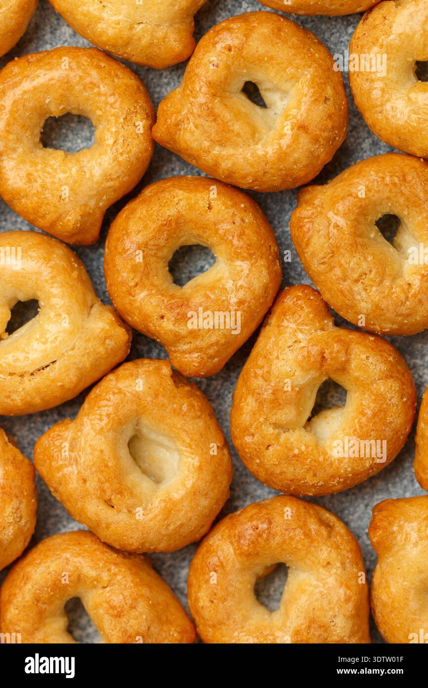 Tarallini-petits bagels italiens traditionnels. Taralli. Gros plan sur un délicieux encas. Fond culinaire. Mise au point sélective, vue de dessus Banque D'Images