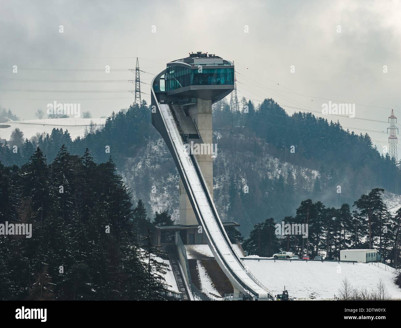Tour de saut à ski Bergisel et piste en inrun à Innsbruck, Autriche Banque D'Images