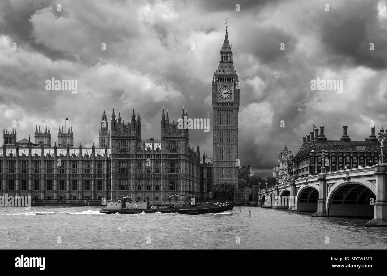 Photographie en noir et blanc d'un grand bateau à passagers voyageant le long de la Tamise à Londres, au Royaume-Uni, passant devant le Parlement et Big Ben. Banque D'Images