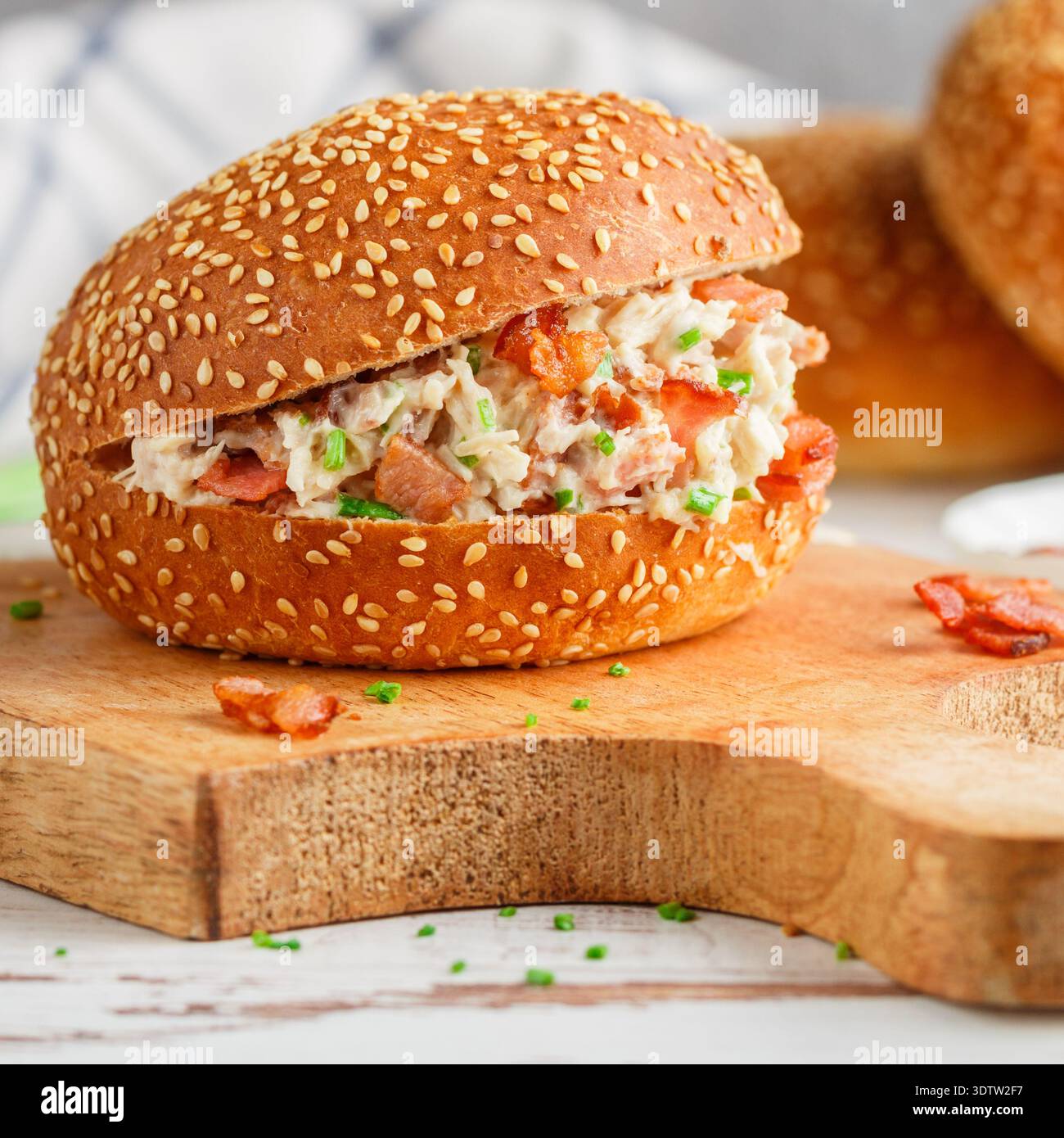 Délicieux sandwich pain au sésame avec salade de poulet, bacon frit, oignons verts, fromage avec sauce ranch. Déjeuner ou dîner pour les gourmets. Mise au point sélective, s Banque D'Images