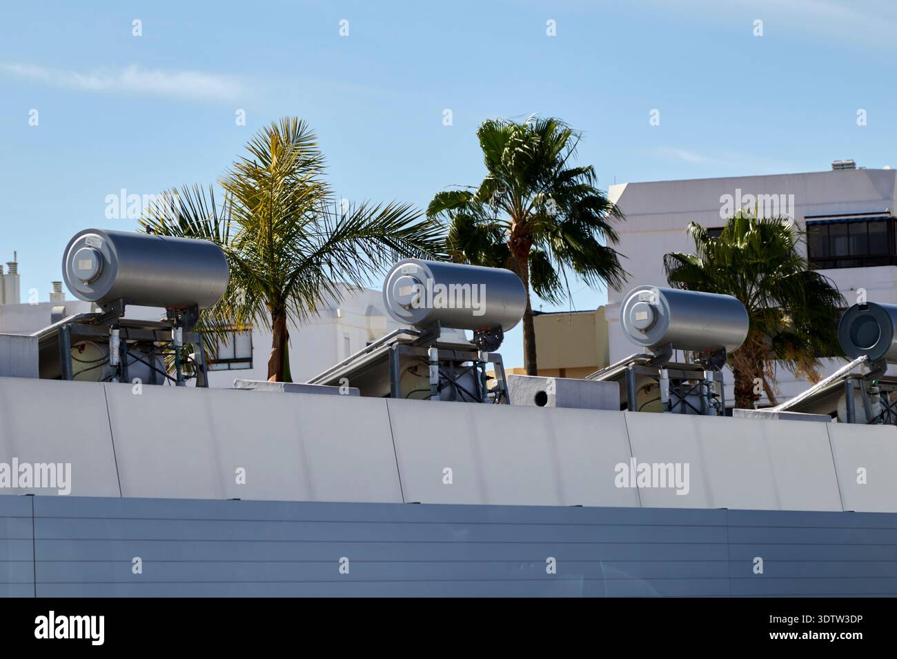 réservoirs solaires de chauffage de l'eau sur le toit d'un bâtiment à maspalomas gran canaria, îles canaries, espagne Banque D'Images