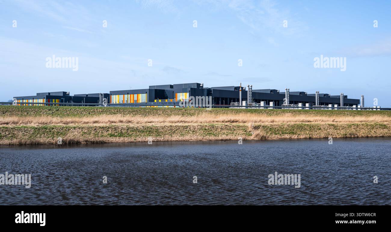 Centre de données Microsoft AMS13 et AMS14 situé à côté d'une autoroute en Hollande du Nord. La structure moderne a des couleurs vives et est près d'un plan d'eau Banque D'Images