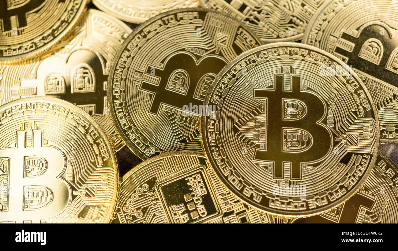 Pièces bitcoin en or physiques empilées ensemble représentant un investissement en crypto-monnaie numérique. Économie décentralisée virtuelle et technologie blockchain Banque D'Images