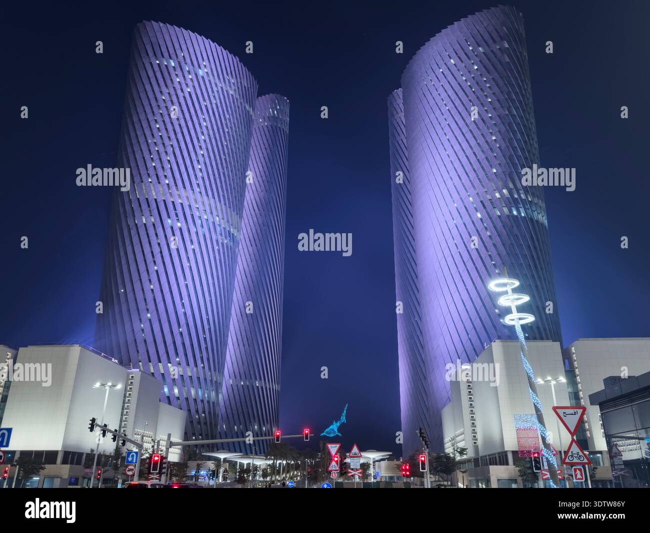 Place Vendôme des tours sur le boulevard Lusail à Lusail, Qatar la nuit avec une architecture moderne illuminée et une rue de la ville animée. Banque D'Images