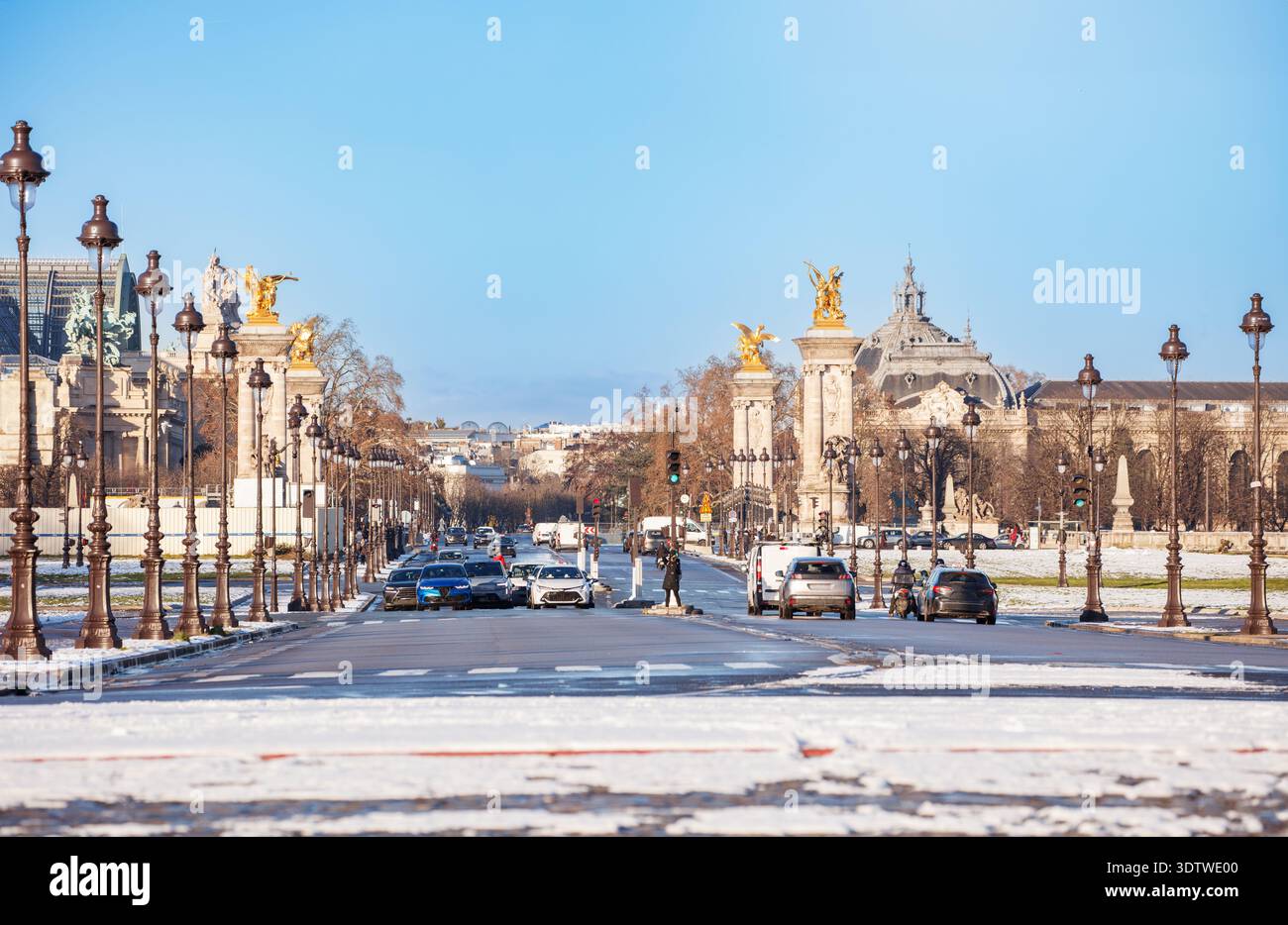 Pont enneigé d'Alexandre III avec des voitures en hiver Paris, France Banque D'Images