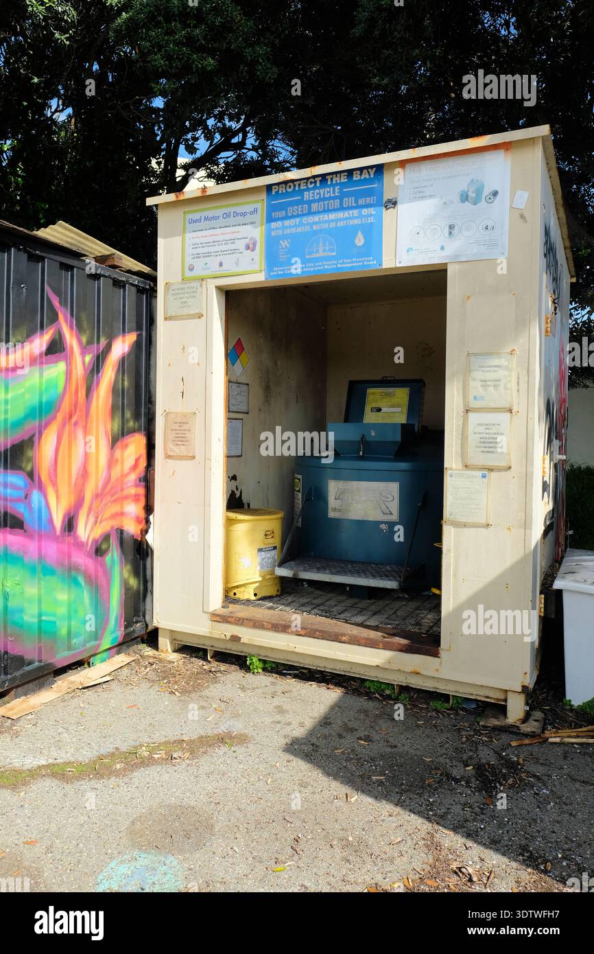 Site gratuit de service d'élimination des huiles usagées à la marina de Gashouse Cove à San Francisco, Californie ; pour les plaisanciers afin de prévenir la pollution de l'eau dans la région de Bay Area. Banque D'Images