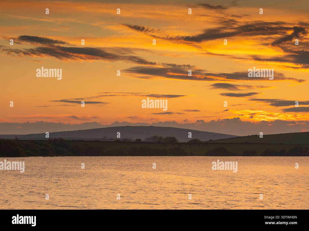 Acrooss spectaculaire au coucher du soleil Siblyback Lake Cornwall. Banque D'Images