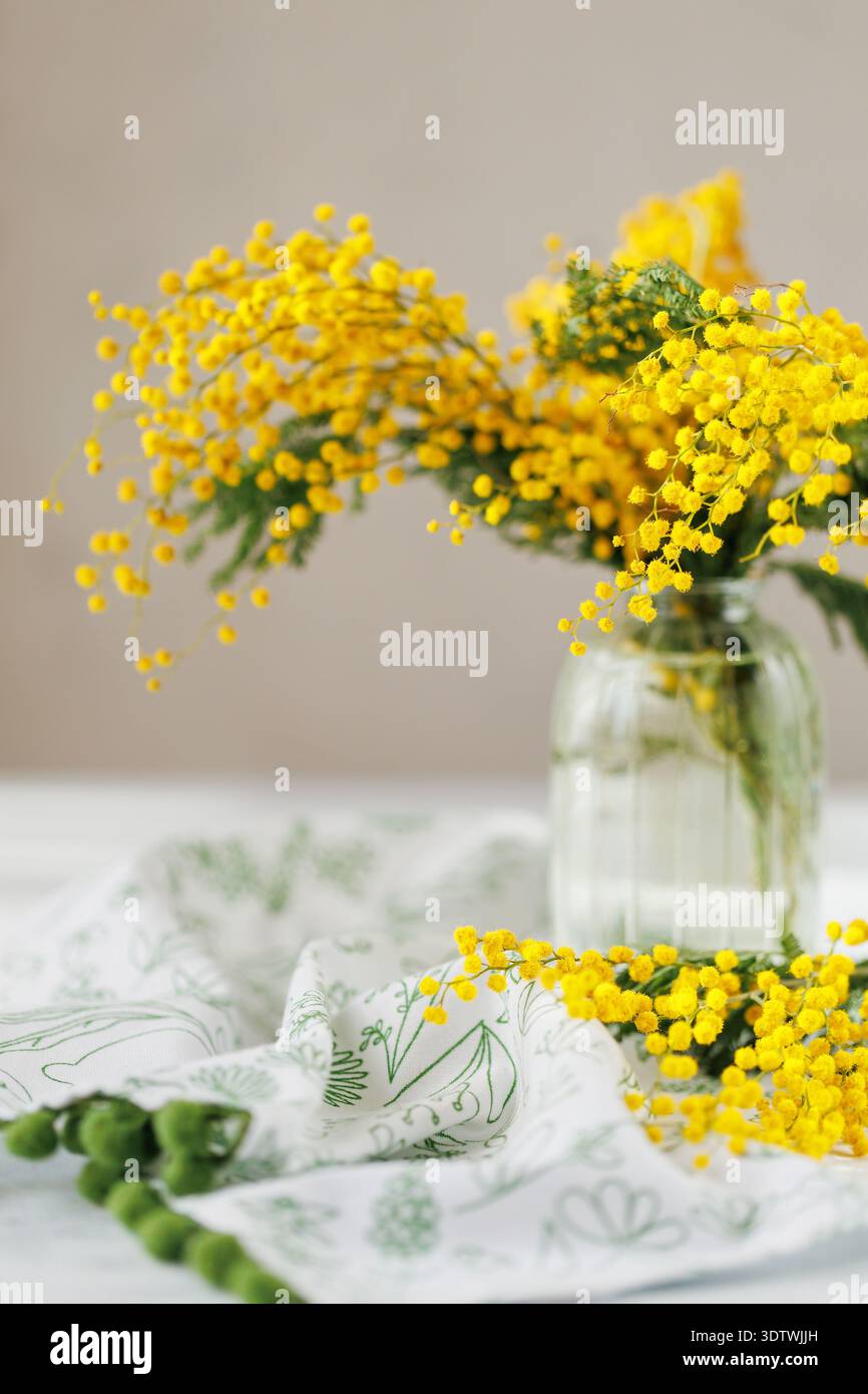 Composition florale de printemps avec bouquet de mimosa Banque D'Images