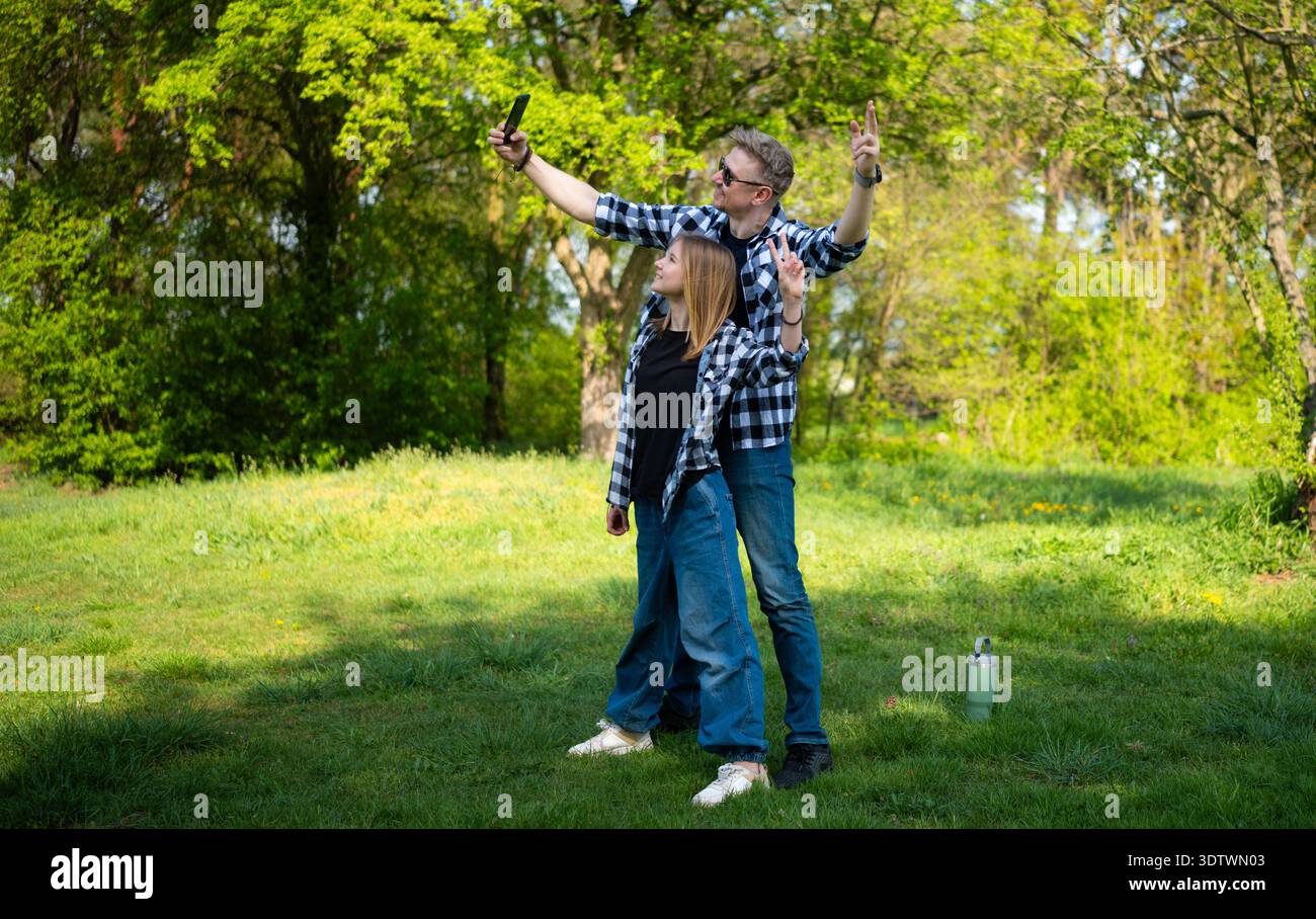 Heureux père et fille prenant Un Selfie montrant Un signe de victoire Banque D'Images