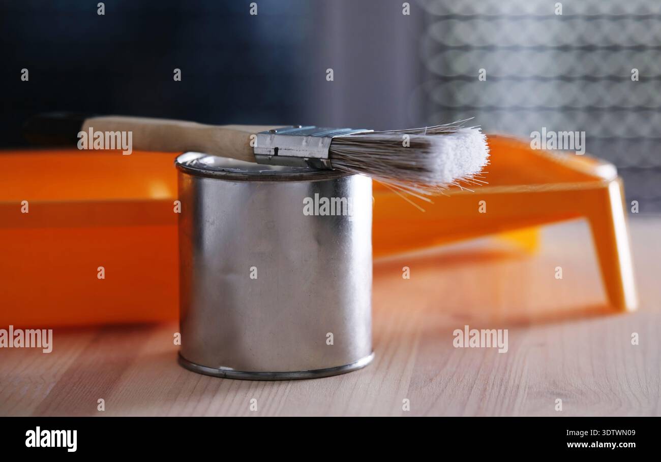 Pot de peinture avec pinceau et bac à peinture prêt pour la peinture et la rénovation Banque D'Images