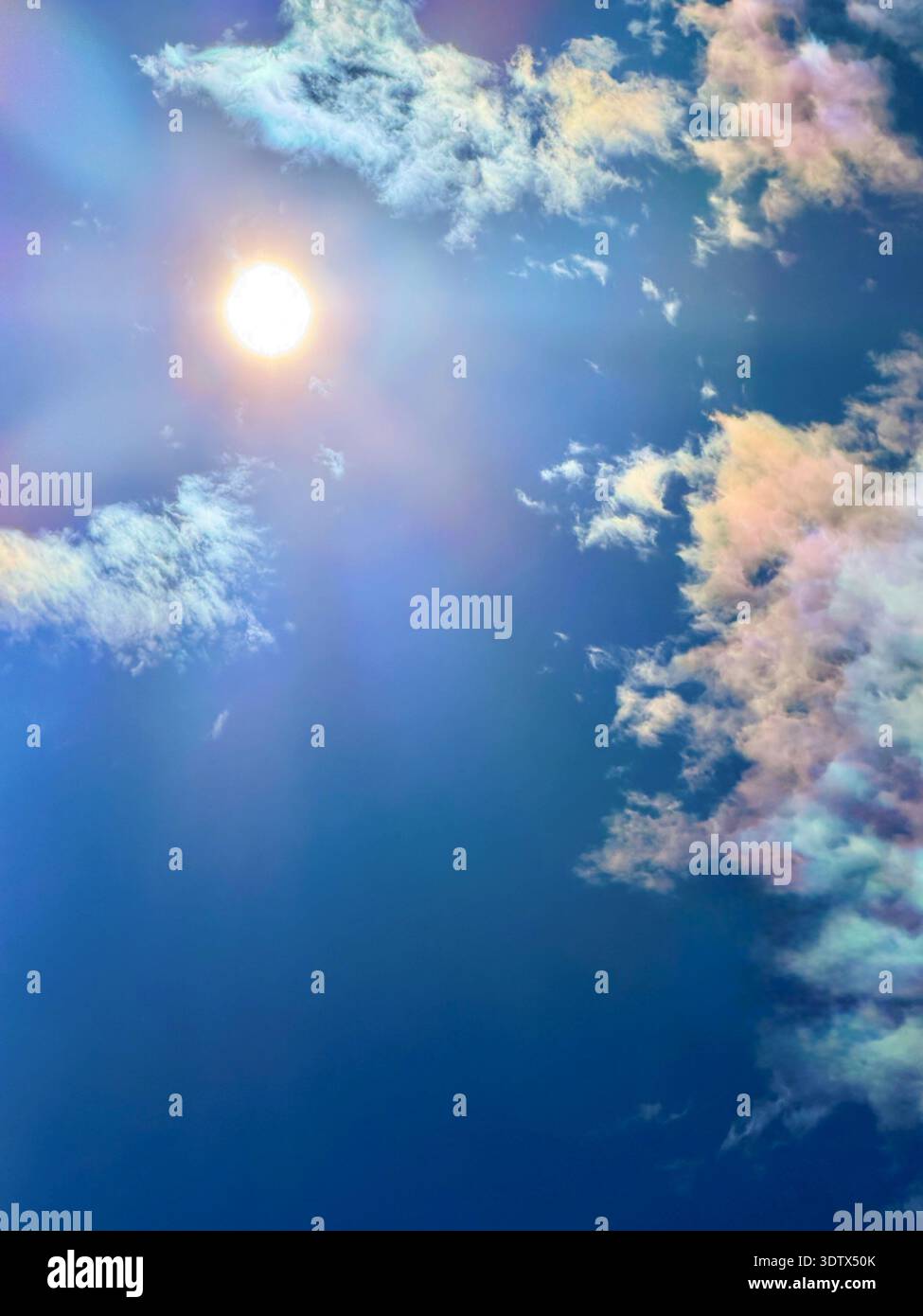 Titre : Florida Keys midi vers midi par une chaude journée d'hiver. Nuages irisés dans le ciel formés par des cristaux de glace. Couleur du spectre arc-en-ciel surréaliste Banque D'Images