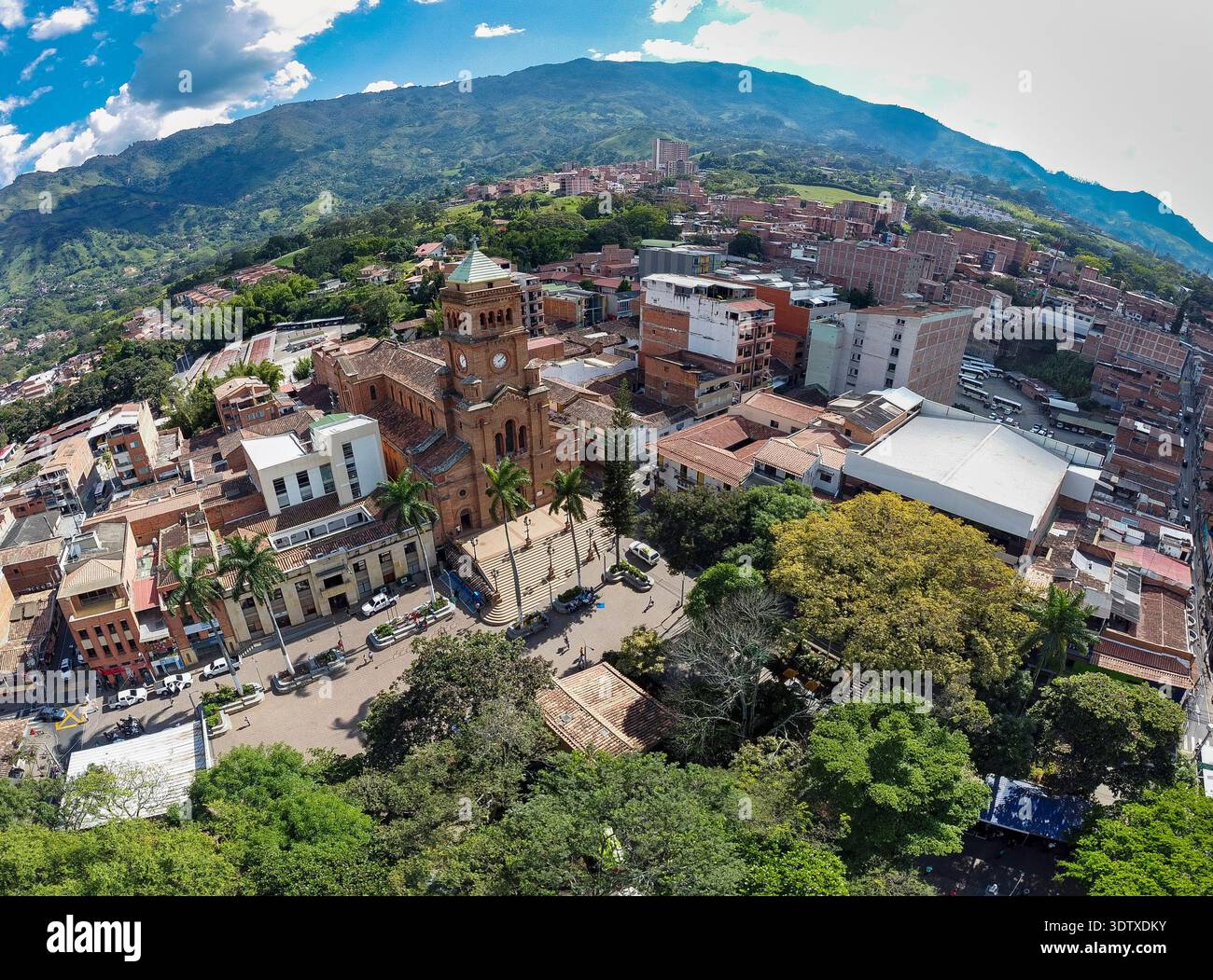 Girardota, Antioquia - Colombie. 30 décembre 2025. Photographie de drone. Municipalité située dans la chaîne de montagnes centrale des Andes. Banque D'Images