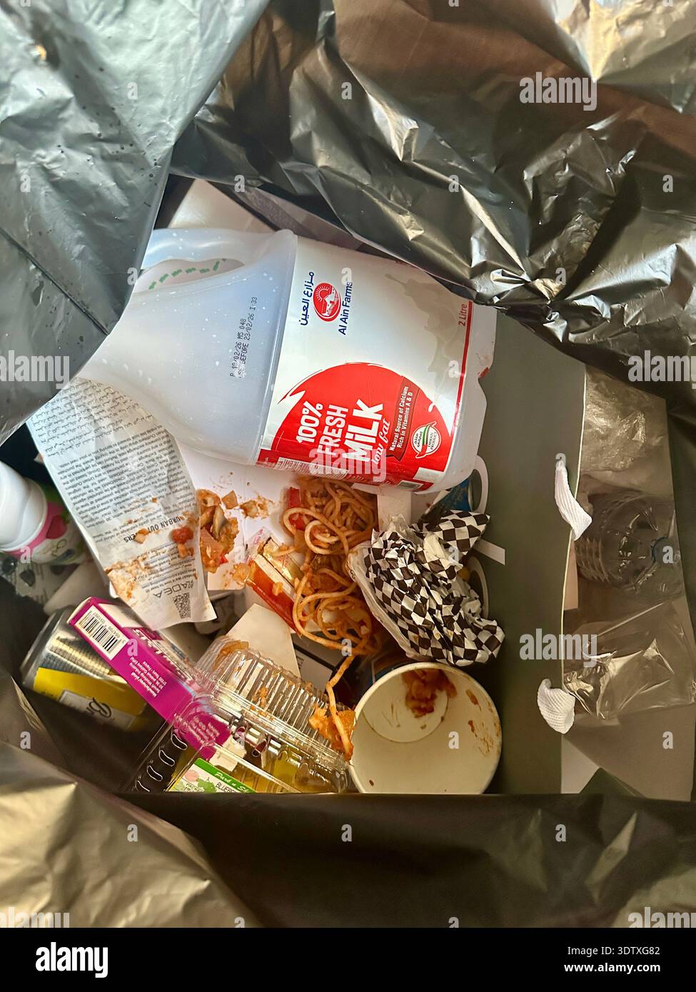 Binbag plein de déchets ménagers Banque D'Images