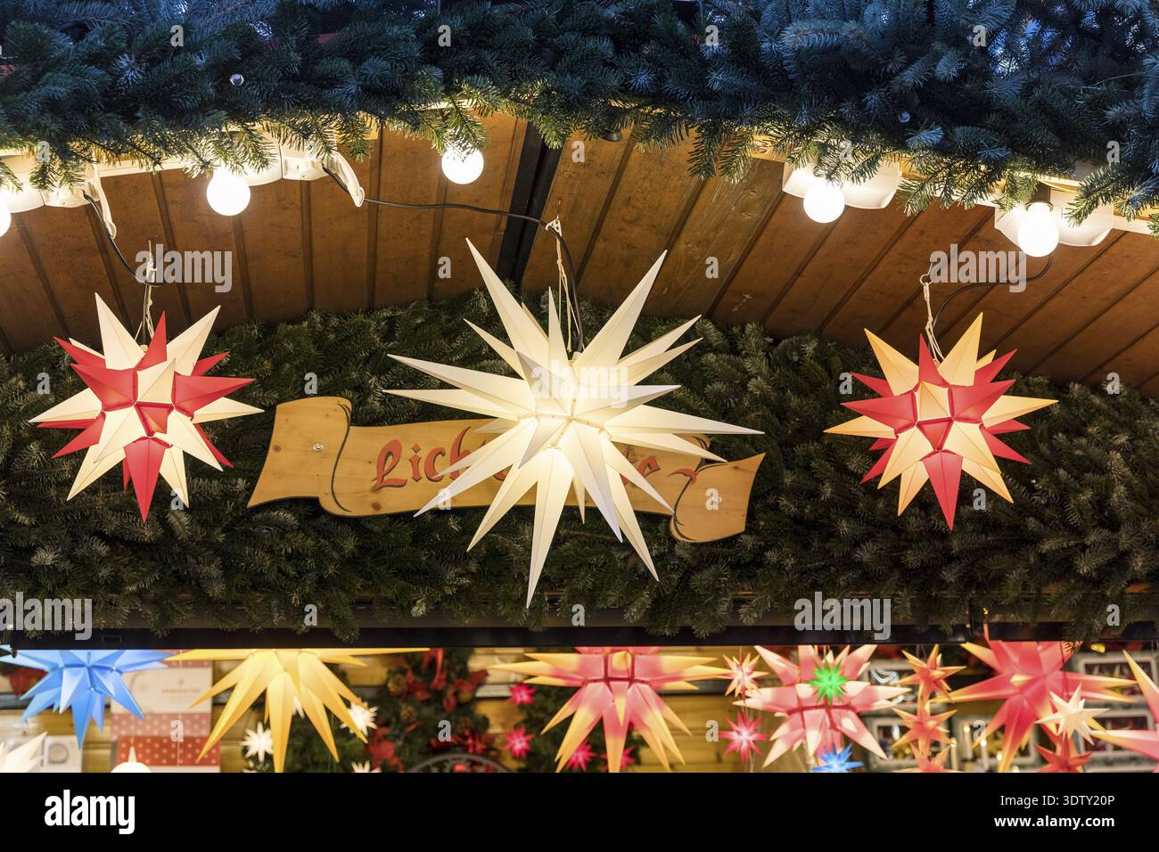 Stand avec des stars de Herrnhut au marché de Noël Striezelmarkt, Dresde, Saxe, Allemagne Banque D'Images