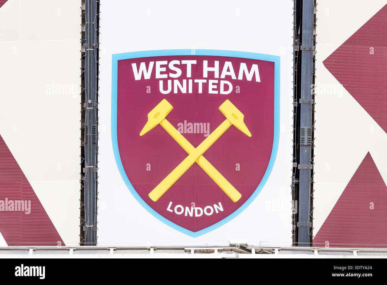 Écusson West Ham United sur le mur du stade. Londres, Royaume-Uni, 14 juillet 2024 Banque D'Images