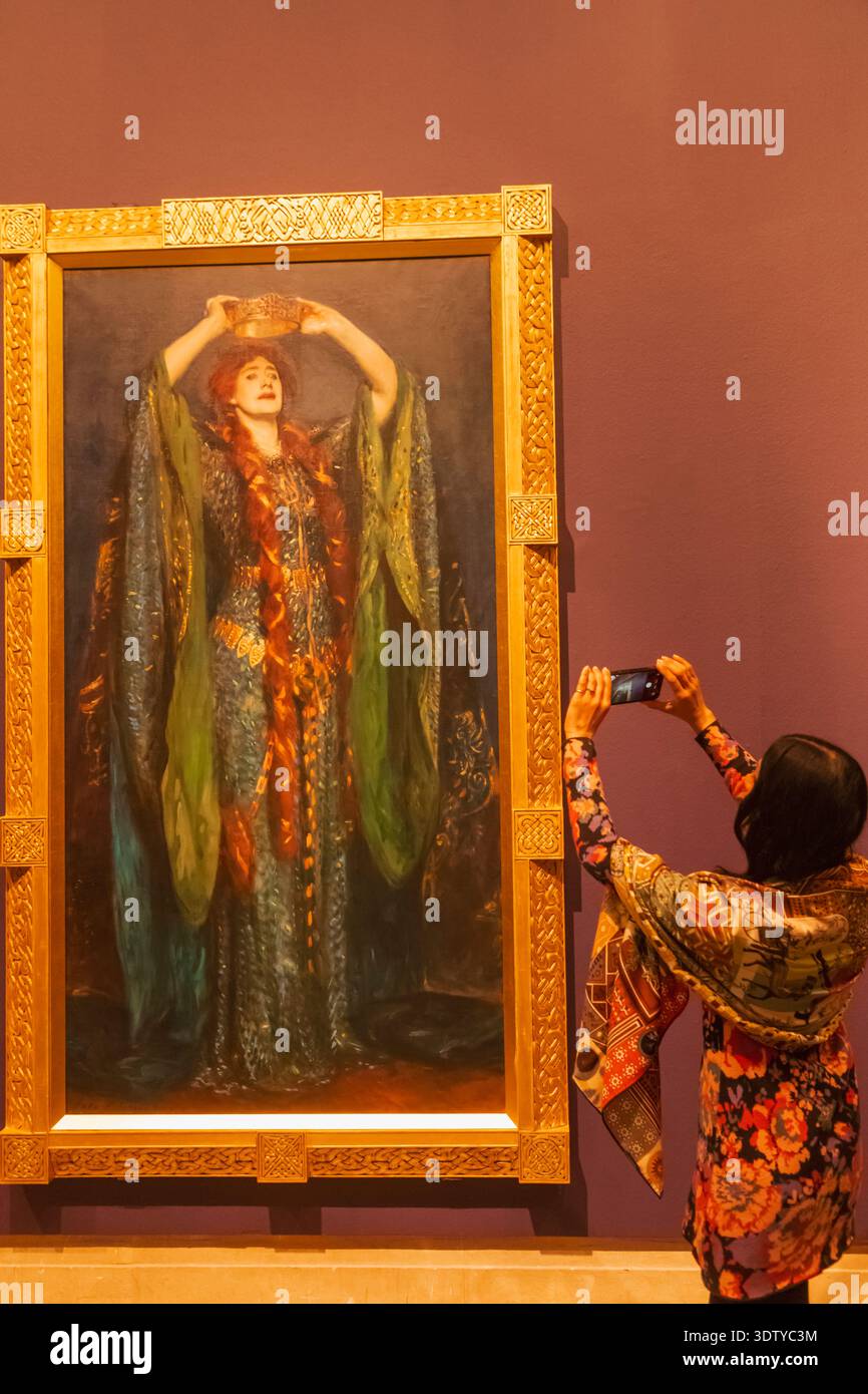 Angleterre, Londres, Tate Britain, femme visiteuse prenant photo d'un portrait de l'actrice Ellen Terry dans le rôle de Lady Macbeth par John Singer Sargent Banque D'Images