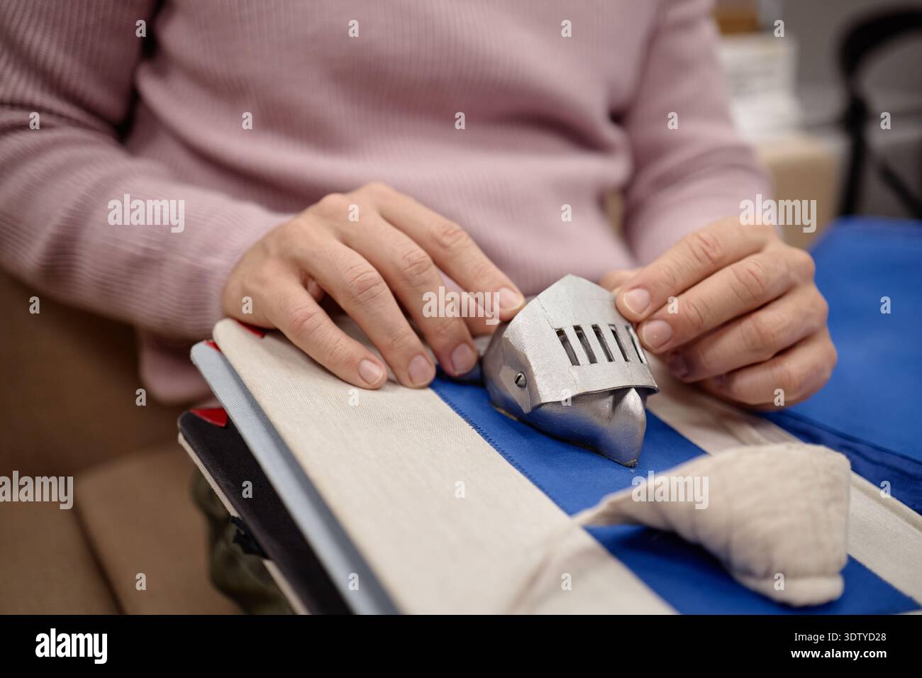 Homme lisant le livre tactile avec le modèle de casque de chevalier Banque D'Images