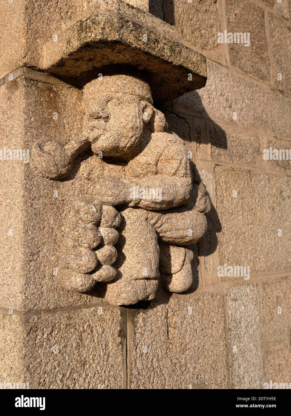 Roscoff (Bretagne, nord-ouest de la France) : statuette sur la Maison Gaillard, une maison historique du centre-ville représentant un Johnnie de Roscoff smoki Banque D'Images