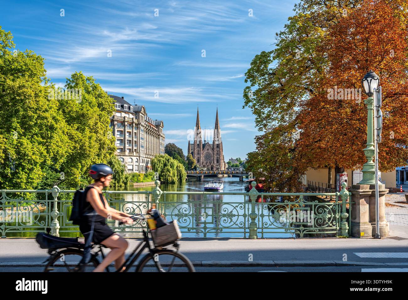 Rivière et Église réformée Saint-Paul à Strasbourg en France Banque D'Images