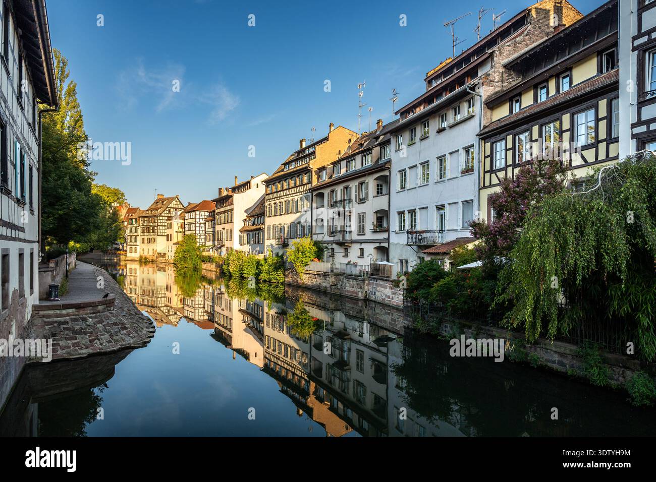 Maisons fluviales et traditionnelles à colombages à Strasbourg en France Banque D'Images