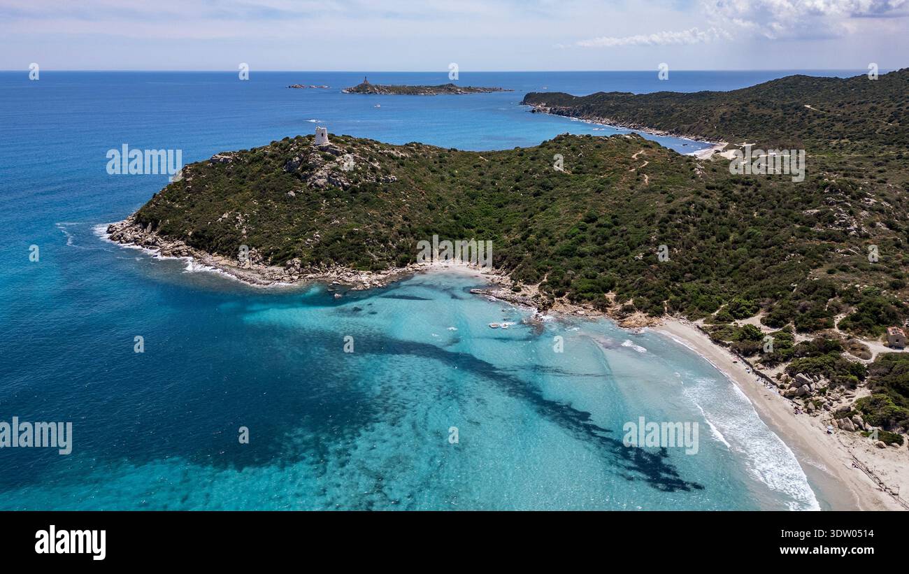 Superbe vue aérienne panoramique de la tour côtière de Porto Giunco à Villasimius. La photo capture le littoral accidenté, Wate turquoise limpide Banque D'Images