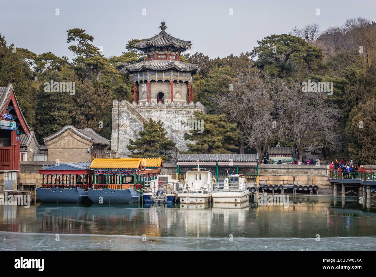 Pékin, Chine - 10 février 2019 : petit port sur le lac Kunming, lac principal du Palais d'été à Pékin Banque D'Images
