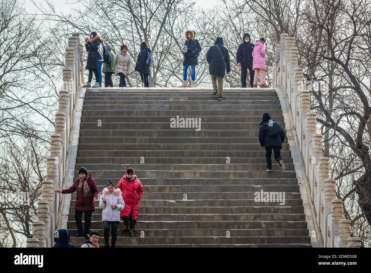 Pékin, Chine - 10 février 2019 : les touristes marchent sur le pont de la ceinture de Jade sur un lac Kunming, Palais d'été à Pékin Banque D'Images