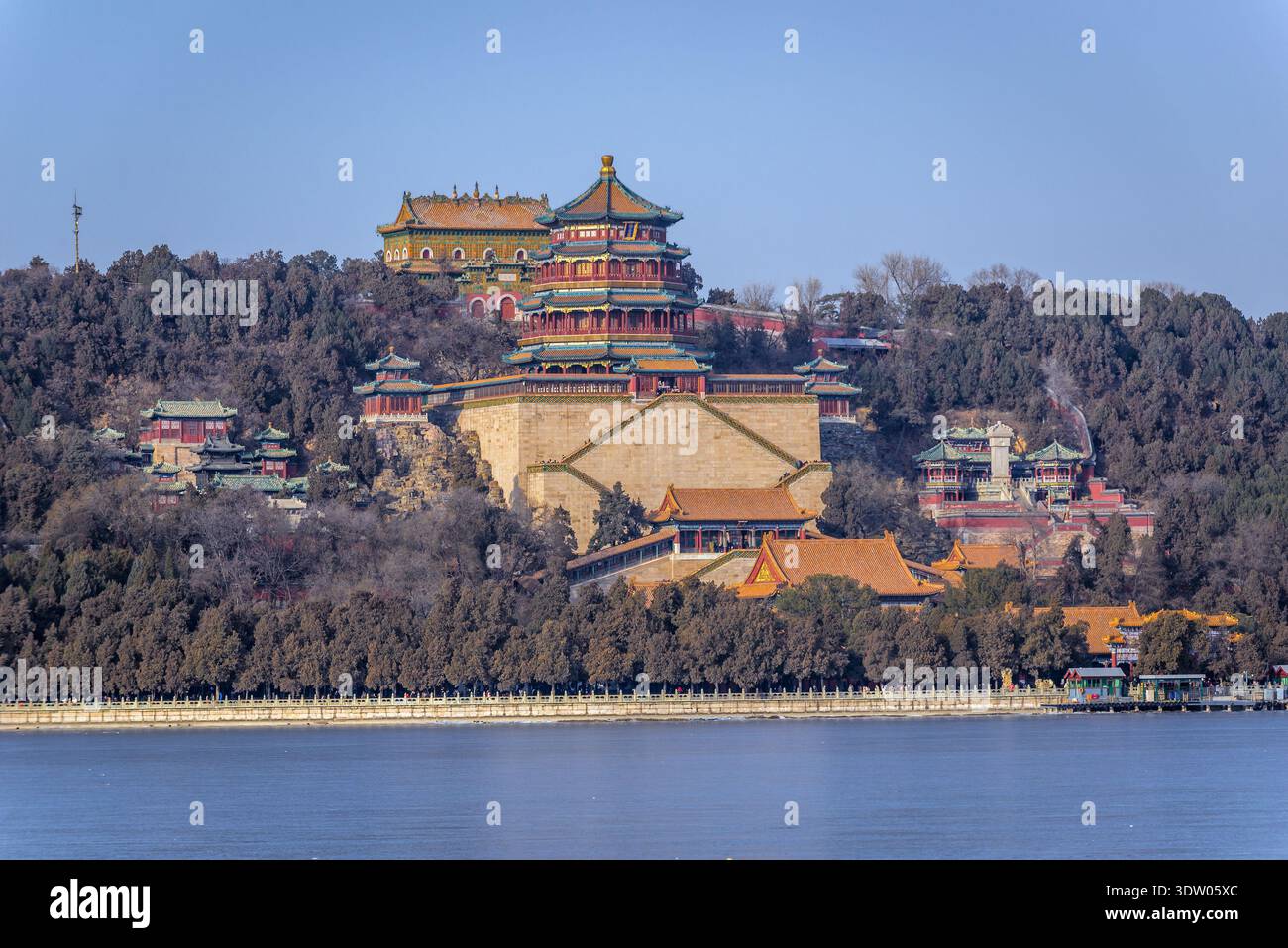 Salle de la Mer de Sagesse et Tour d'Encens bouddhiste sur La colline De Longévité au-dessus du lac Kunming à Yiheyuan, jardin impérial du Palais d'été à Beijing, Chine Banque D'Images