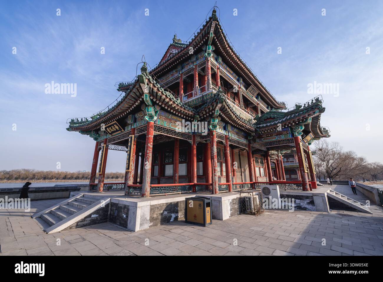 Tour de Jingming sur une chaussée ouest au-dessus du lac Kunming au Palais d'été, ancien jardin impérial à Beijing, Chine Banque D'Images