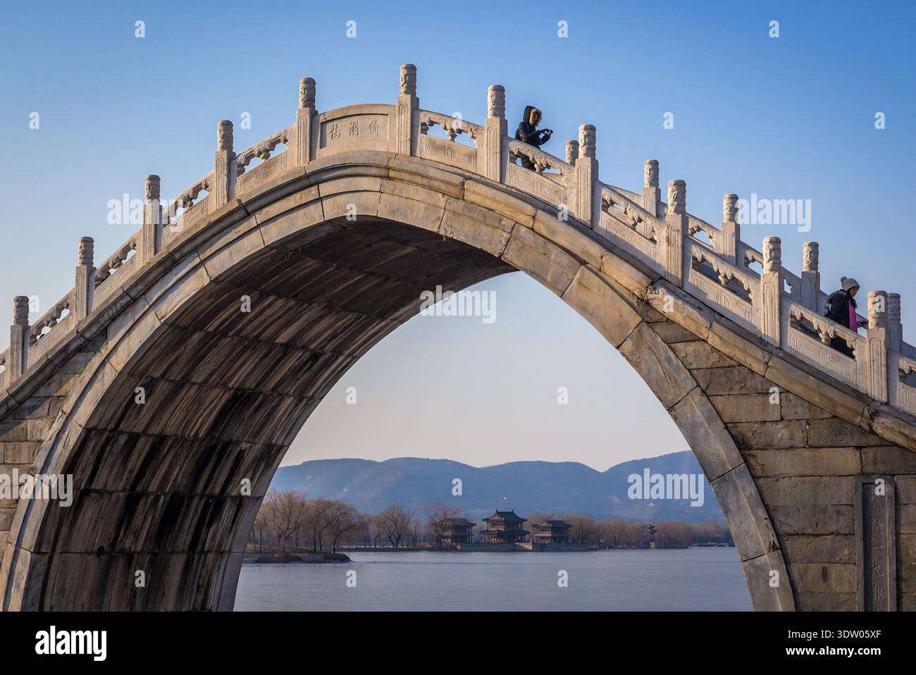 Pékin, Chine - 10 février 2019 : pont Xiuyi sur le canal du lac Kunming dans le Palais d'été dans la capitale de Pékin Banque D'Images