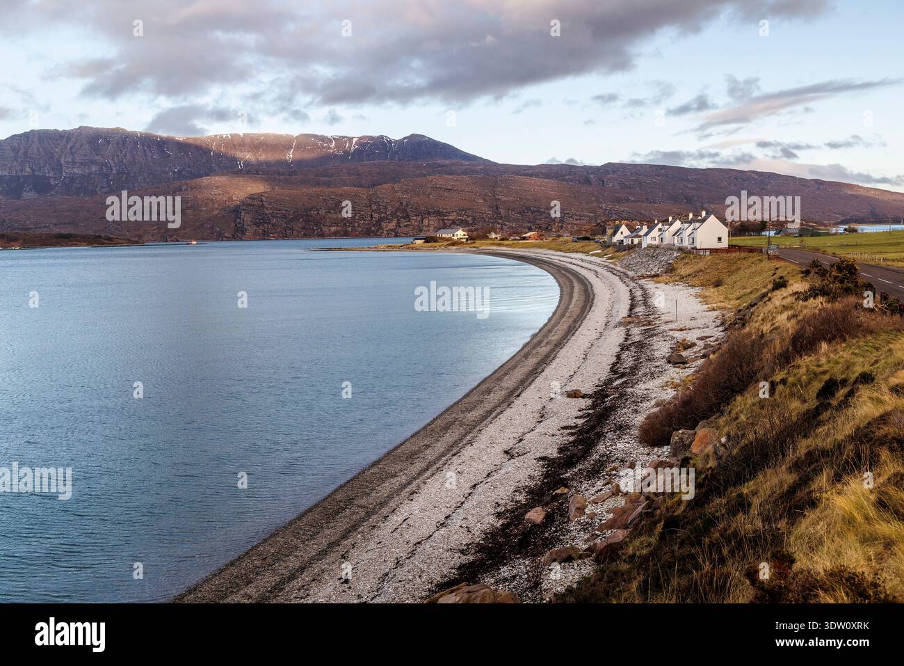 Ardmair plage et maisons, Écosse, Royaume-Uni Banque D'Images