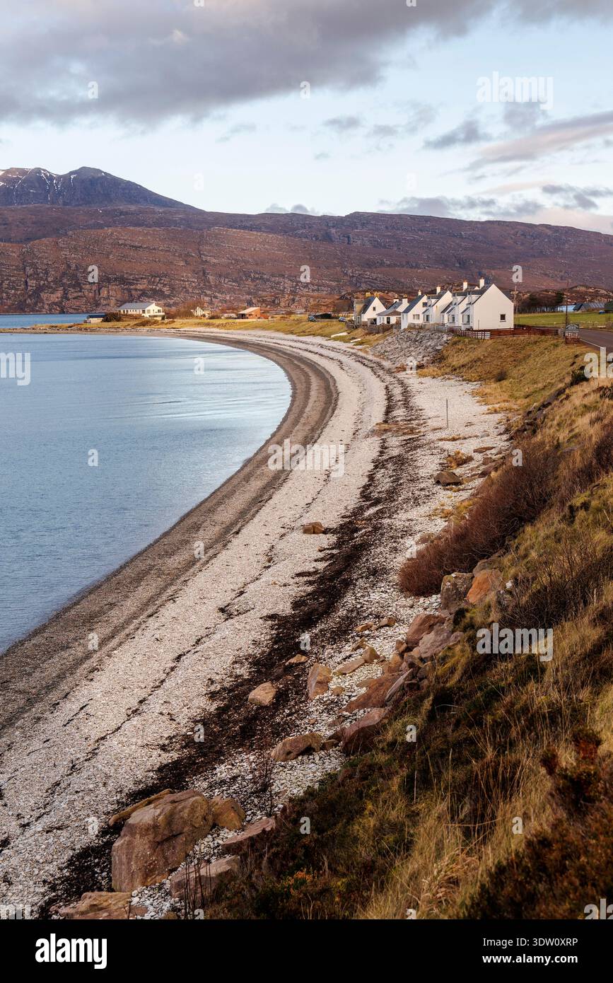 Ardmair plage et maisons, Écosse, Royaume-Uni Banque D'Images
