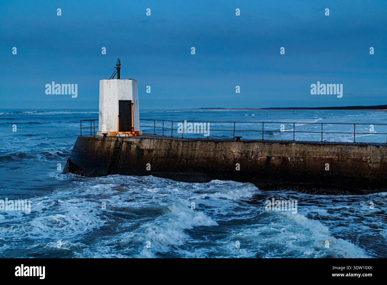 Phare au bout du mur du port au crépuscule, Nairn, Highland, Écosse, Royaume-Uni Banque D'Images