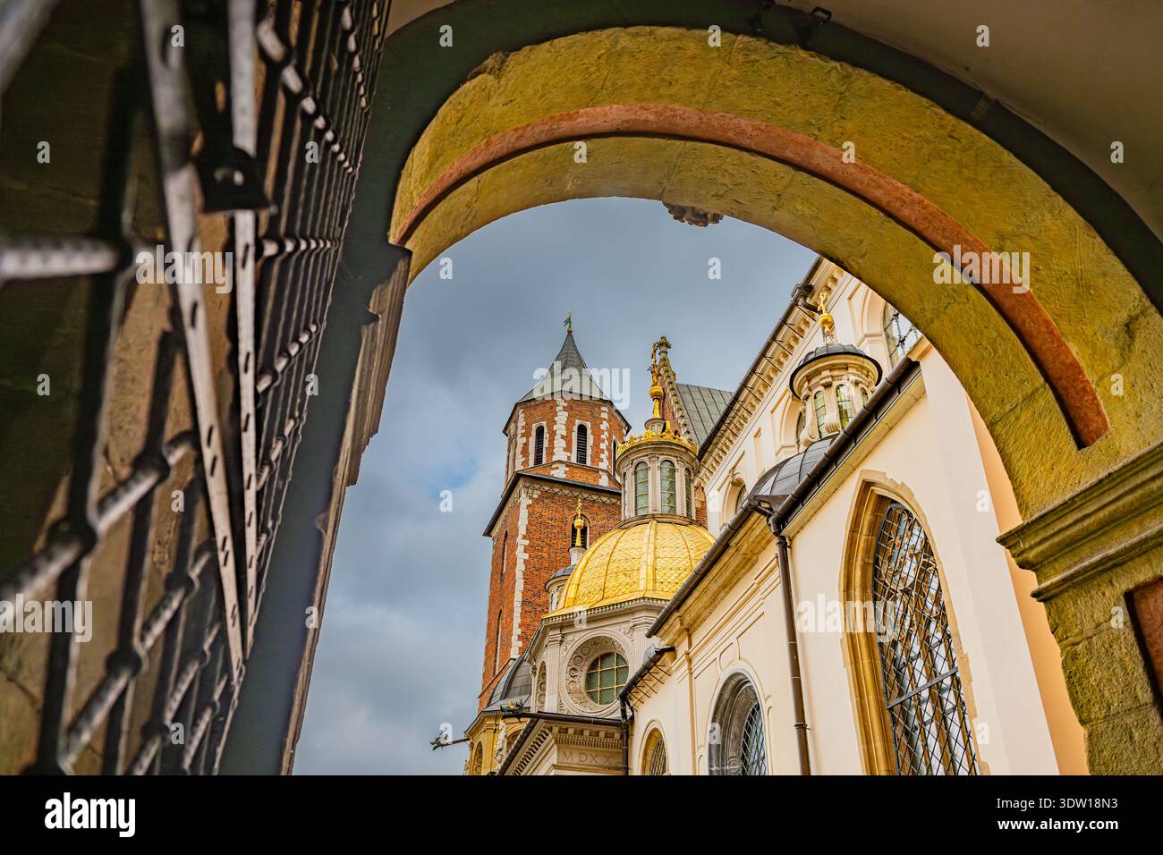 Vue de la cathédrale de Wawel à travers une arche sur la colline de Wawel, Kraków, Pologne Banque D'Images