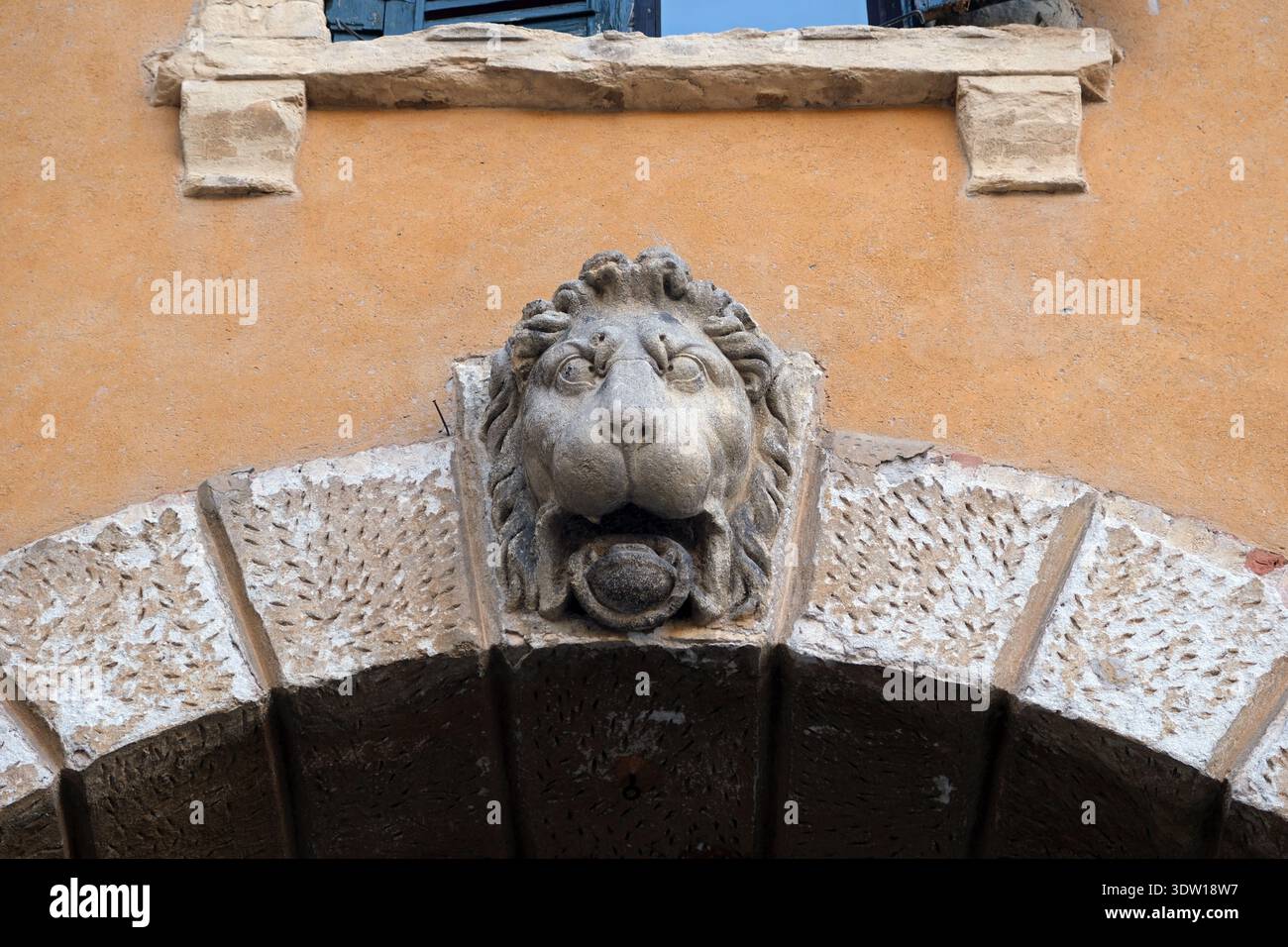 Tête de lion sculptée autour d'une porte à l'entrée du Palais et jardin Giusti, Vérone Banque D'Images