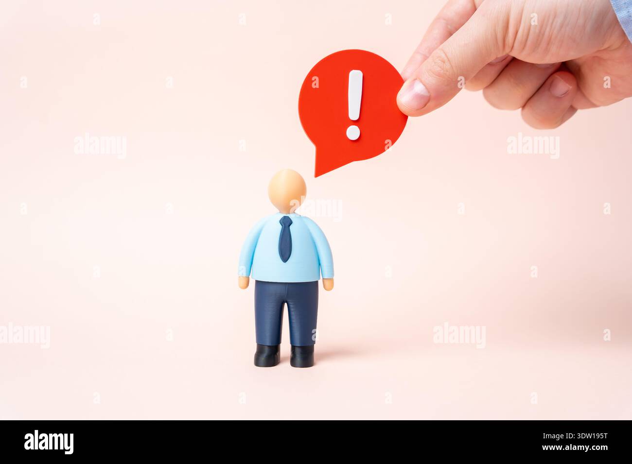 Un employé de bureau et un commentaire sévère. Donnez à vos subordonnés la chance de s'exprimer et d'écouter leurs plaintes. Culte de la communication et du feedback sur le lieu de travail Banque D'Images