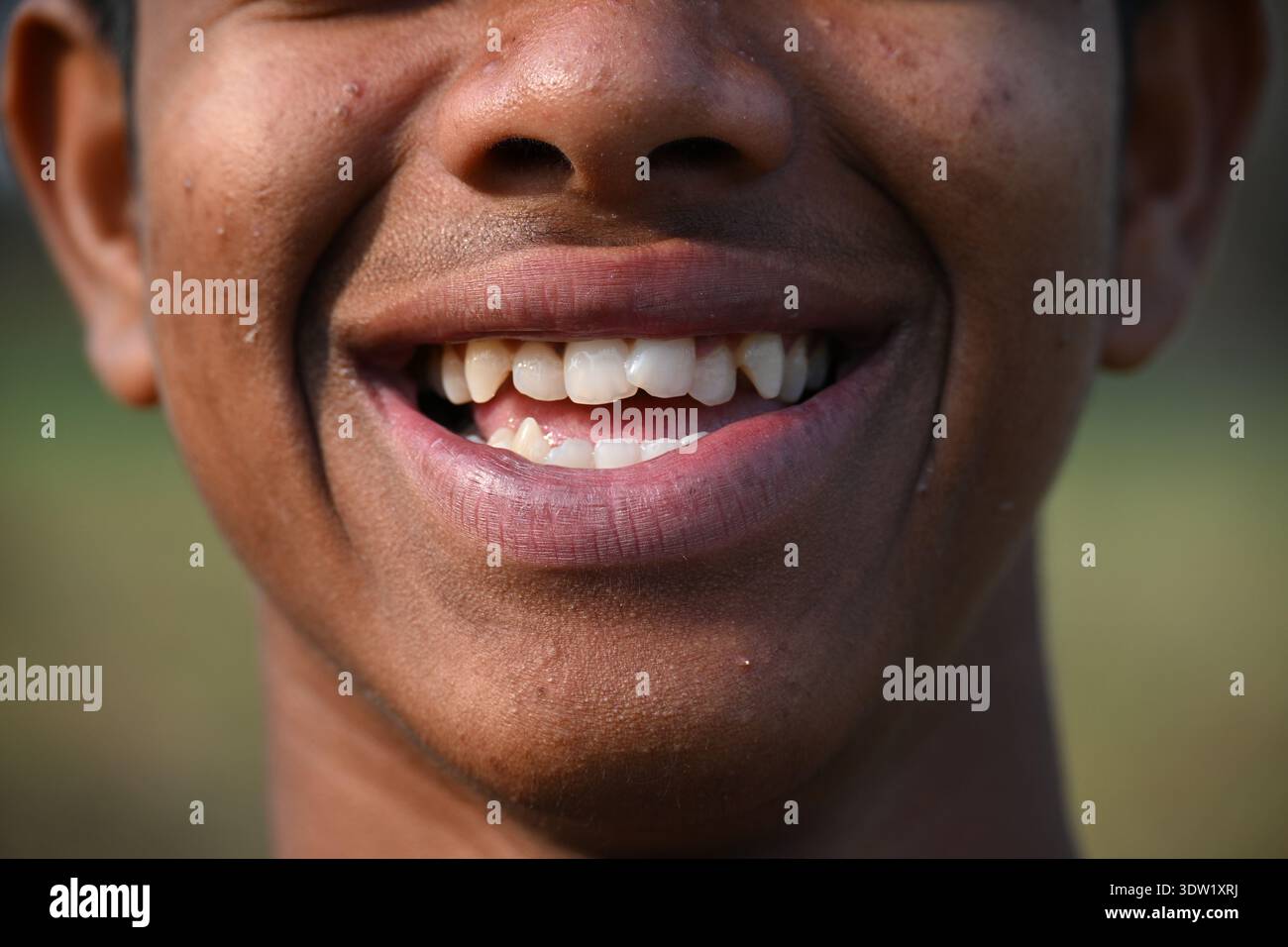 Portrait macro d'un sourire heureux montrant de vraies émotions et authenticité. Banque D'Images